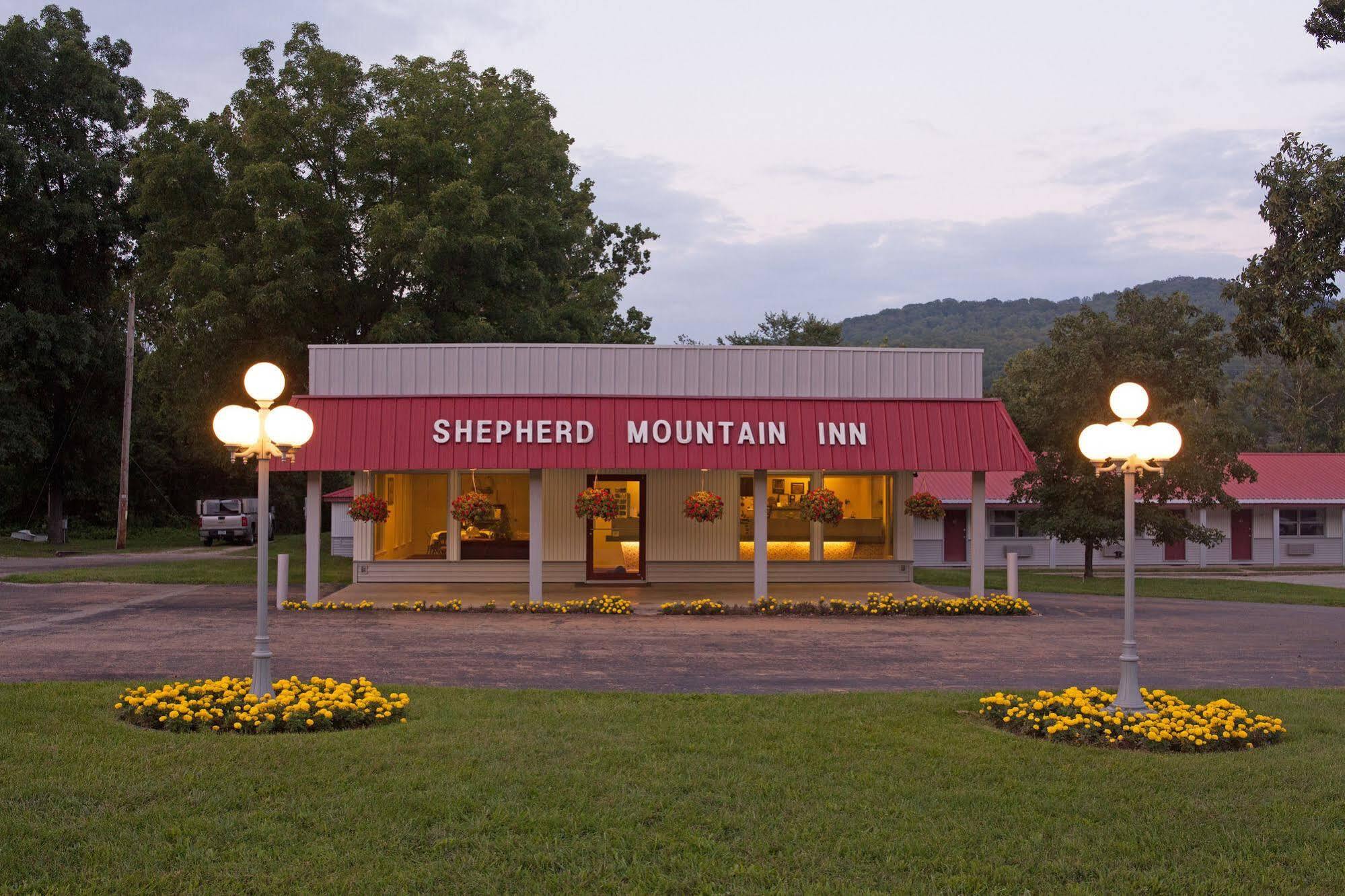 Shepherd Mountain Inn & Suites Pilot Knob Exteriör bild